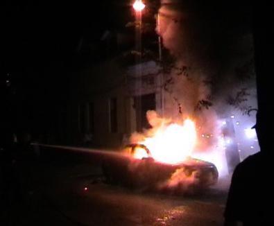 O maşină a ars ca o torţă, în noaptea de Revelion